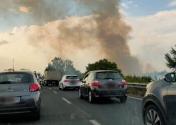 Ennesimo rogo tossico, sull’asse mediano territorio di Lusciano: traffico rallentato (Video e foto)