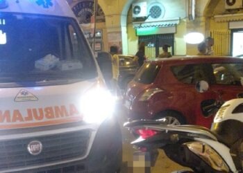 Aversa, rider investito in via Santa Lucia, traffico congestionato (foto)