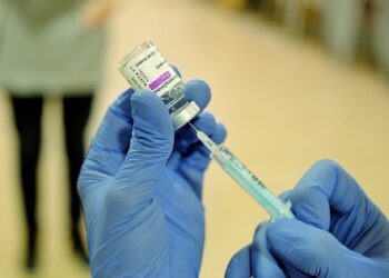 Vaccini, via libera a Napoli alla somministrazione della terza dose