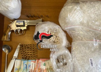 Spaccio di droga, 36enne arrestato a Scampia. Sequestrati armi e 2 ordigni esplosivi. (Video e foto)