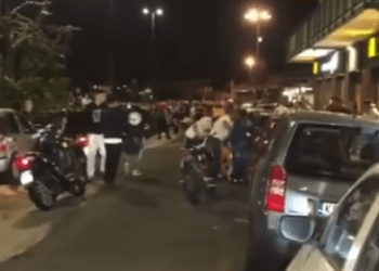 Napoli, rider picchiato da una baby gang a Fuorigrotta: identificati i due aggressori, hanno 17 e 15 anni (Video)