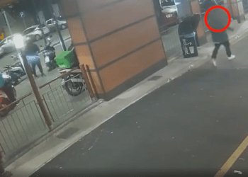 Napoli, rissa tra 2 rider sfocia nel sangue: collega pugnalato “qui non devi venire” (Video)