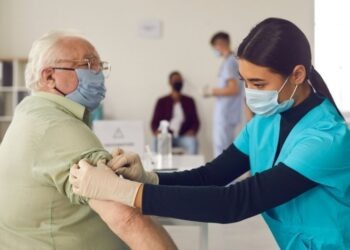 Vaccino: Asl Napoli 2 Nord, oggi al via la terza dose per gli over 80 senza prenotazione