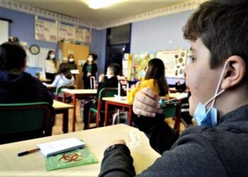Scuola, arrivano i tamponi “lecca-lecca” per monitorare la diffusione del Covid-19