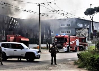 Incendio alla “Nts” di Teverola: si teme il disastro ambientale (Video)