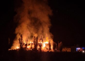 Aggiornamento – Incendio sulla provinciale che porta a Castel Volturno, in un’azienda agricola di via Santa Maria a Cubito(Video e foto)