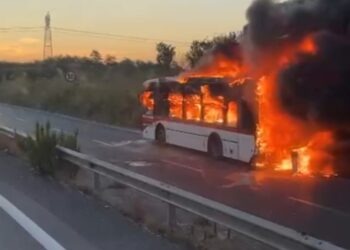 Giugliano, autobus avvolto dalle fiamme, sul doppio senso: fumo nero invade le corsie (Video)