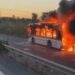 Giugliano, autobus avvolto dalle fiamme, sul doppio senso: fumo nero invade le corsie (Video)