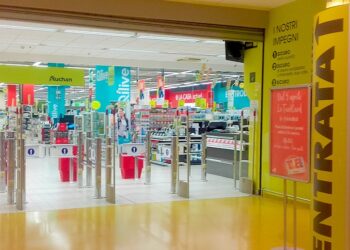 Salvi i 220 lavoratori ex Auchan di Giugliano e Nola: riaprono gli ipermercati