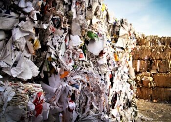 Giugliano, la puzza infesta la città. I cittadini: “L’aria è irrespirabile”