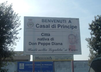 Casal di Principe, oggi le prime demolizioni. Le famiglie si barricano nelle case, forte tensione