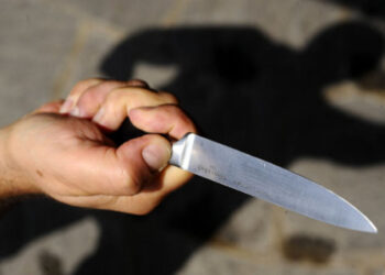 Pomigliano, tenta di accoltellare compagna e figlia di quest’ultima