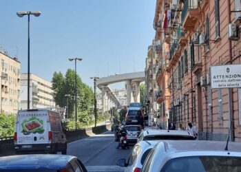 Arenaccia, polizia gli intima l’alt ma lui avvia una folle fuga. Bloccato, scattano le manette