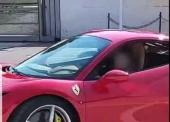 Casandrino, bimbo di 11 anni guida una Ferrari