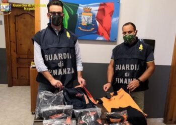 Sequestrate due “fabbriche del falso” a Napoli e provincia, 6.000 articoli contraffatti (Video)