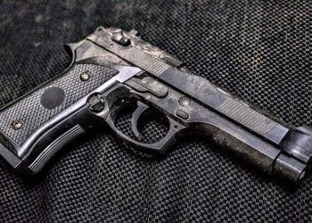 Casoria, rapina finisce in sparatoria: giovane ferito a una gamba