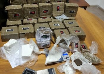 Salerno, carabinieri irrompono in casa di due fratelli. Vivevano in un bazar della droga