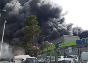 Teverola- Carinaro, vasto incendio in un capannone industriale (Foto e video)