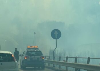Panico per un incendio nella galleria, svincolo chiuso e traffico paralizzato