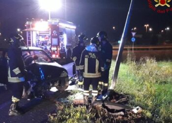 Tragedia nella notte a Grazzanise: ragazzo di 19 anni si schianta con la sua auto contro un palo