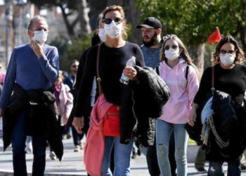 De Luca, in arrivo una nuova ordinanza: verso la proroga per l’obbligo di indossare la mascherina all’aperto