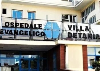 Napoli, paziente del pronto soccorso aggredisce e tenta di rubare la pistola a una guardia giurata: arrestato