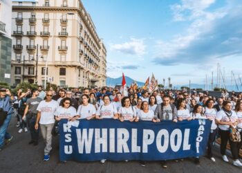Whirlpool, una flebile speranza: licenziamenti rinviati al 15 ottobre
