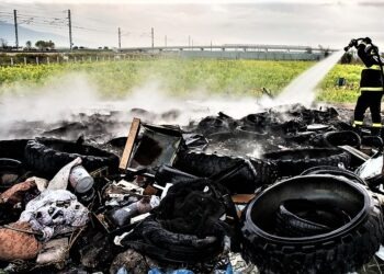 Orta di Atella, appiccavano roghi tossici nelle campagne: marito e moglie nei guai (Video)