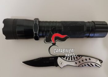 A 14 anni armato di taser e coltello fuori scuola, denunciato