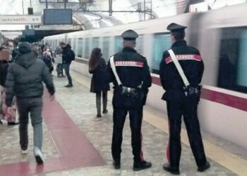 Circumvesuviana linea Napoli-Sarno, 35enne trovato con una katana di 50 centimetri e vari coltelli, arrestato