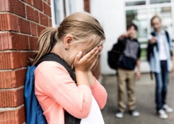 Qualiano, fuori scuola, 13enne picchiata e stalkerizzata da un gruppo di coetanee