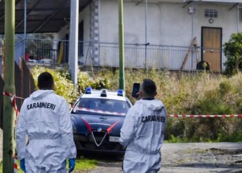 Giovani uccisi a Ercolano, contro di loro esplosi 11 colpi di pistola mentre l’auto si allontanava