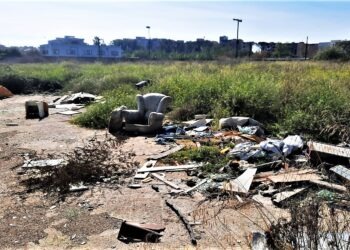 Aversa, l’ex sede della protezione civile è una discarica a cielo aperto (Foto e video)