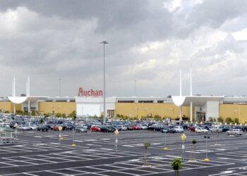 Giugliano, tragedia nel parcheggio dell’ex Auchan: 60enne muore stroncato da un malore