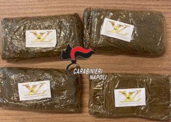 Spaccio di droga: pusher in manette a Giugliano, sequestrati un chilo di droga tra cocaina e hashish. (Foto)