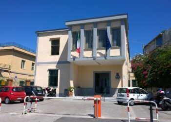 Bacoli, minaccia di darsi fuoco in municipio durante il consiglio comunale