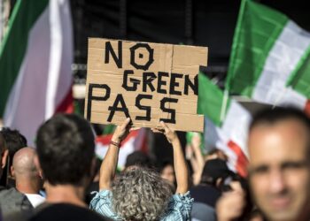 Da Nord a Sud, No green pass, la protesta esplode in tutta Italia: blocchi anche a Caserta e Napoli