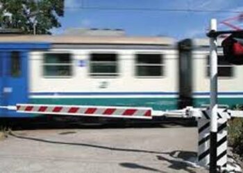 Il treno investe un’auto sui binari: tragedia sfiorata a Maddaloni (Foto)