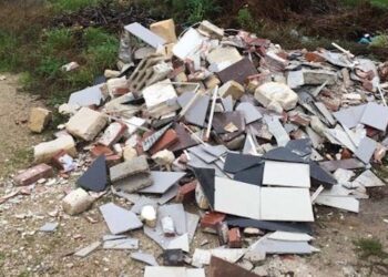 Giugliano, beccato mentre sversava rifiuti in strada: denunciato un imprenditore edile