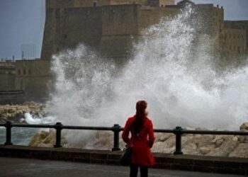 Campania, nuova allerta meteo, vento molto forte e mare agitato: dalle 12 di domani alle 18 di lunedì.