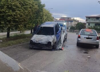 Sant’Arpino, auto divorata dalle fiamme, momenti di paura tra i passanti (Foto)