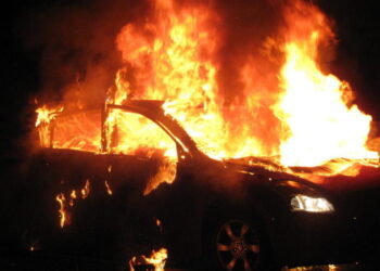 Pozzuoli, Rione Toiano, incendiate nella notte quattro auto