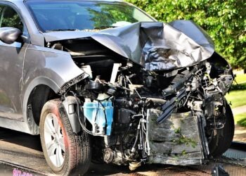 Caserta, perde il controllo dell’auto e si schianta in un negozio