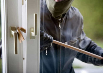 Lusciano, banditi fanno irruzione in casa per rapinare una famiglia