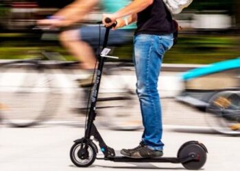 Dl Trasporti, arriva la stretta sui monopattini: novità per strisce blu e multe