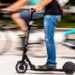 Dl Trasporti, arriva la stretta sui monopattini: novità per strisce blu e multe