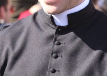 Abusi sessuali su un minore accolto in comunità: arrestato sacerdote della Diocesi di Aversa