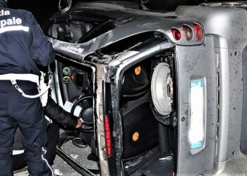 Brutto incidente nel Napoletano, ragazza sbalza fuori dall’auto: è grave
