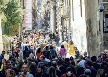 Napoli invasa dai turisti, numeri da record