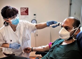 Campania in piena quarta ondata: De Luca convoca i dirigenti delle Asl